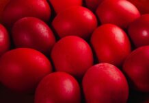 Najboji prirodni način farbanja jaja u jarko crvenu star 50 godina: Samo 1 namirnica vam je potrebna, a boja ne prodire kroz ljusku Najboji prirodni način farbanja jaja u jarko crvenu star 50 godina: Samo 1 namirnica vam je potrebna, a boja ne prodire kroz ljusku - featured image