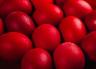 Najboji prirodni način farbanja jaja u jarko crvenu star 50 godina: Samo 1 namirnica vam je potrebna, a boja ne prodire kroz ljusku Najboji prirodni način farbanja jaja u jarko crvenu star 50 godina: Samo 1 namirnica vam je potrebna, a boja ne prodire kroz ljusku - featured image