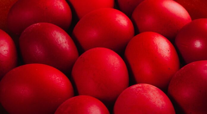 Najboji prirodni način farbanja jaja u jarko crvenu star 50 godina: Samo 1 namirnica vam je potrebna, a boja ne prodire kroz ljusku Najboji prirodni način farbanja jaja u jarko crvenu star 50 godina: Samo 1 namirnica vam je potrebna, a boja ne prodire kroz ljusku - featured image