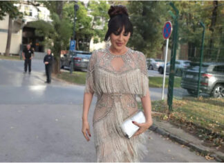 Ceca kao boginja stigla na venčanje o kojem bruji zemlja: Ali ovaj put je imala pratnju!!Pogledajte ko je muškarac uz kojeg Ceca ne skida osmijeh s lica!!!! Ceca kao boginja stigla na venčanje o kojem bruji zemlja: Ali ovaj put je imala pratnju!!Pogledajte ko je muškarac uz kojeg Ceca ne skida osmijeh s lica!!!! - featured image