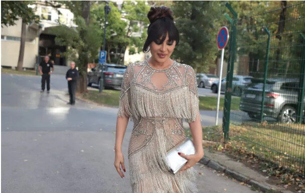 Ceca kao boginja stigla na venčanje o kojem bruji zemlja: Ali ovaj put je imala pratnju!!Pogledajte ko je muškarac uz kojeg Ceca ne skida osmijeh s lica!!!! Ceca kao boginja stigla na venčanje o kojem bruji zemlja: Ali ovaj put je imala pratnju!!Pogledajte ko je muškarac uz kojeg Ceca ne skida osmijeh s lica!!!! - featured image