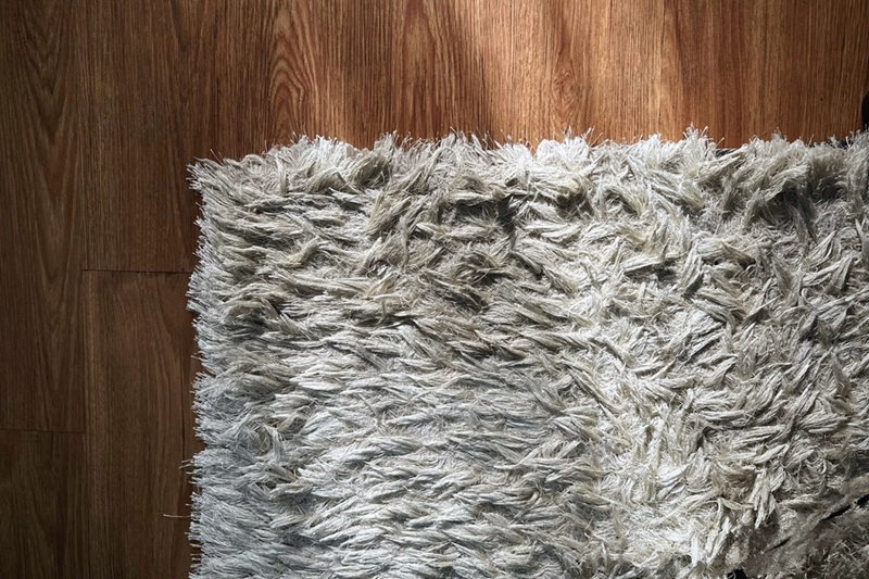 Vaš tepih izgleda spljošteno? Evo kako da ponovo bude pahuljast kao nov - featured image Vaš tepih izgleda spljošteno? Evo kako da ponovo bude pahuljast kao nov - featured image