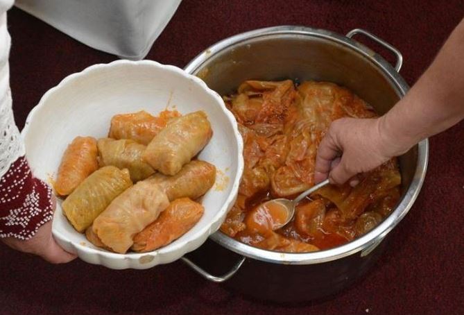 Proslavljeni jugoslovenski kuvar podelio je sa nama svoj veoma traženi recept za sarmu, a oni koji su se pridržavali njegovih uputstava tvrde da nikada nisu iskusili izuzetniju verziju. - featured image Proslavljeni jugoslovenski kuvar podelio je sa nama svoj veoma traženi recept za sarmu, a oni koji su se pridržavali njegovih uputstava tvrde da nikada nisu iskusili izuzetniju verziju. - featured image