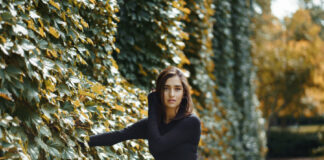 Mama je dvadeset godina hranila dječaka bez doma iza naše kuće, a nakon njenog ispraćaja on me uhvatio za ruke: „Molila me je da ovo krijem od tebe“ Mama je dvadeset godina hranila dječaka bez doma iza naše kuće, a nakon njenog ispraćaja on me uhvatio za ruke: „Molila me je da ovo krijem od tebe“ - featured image